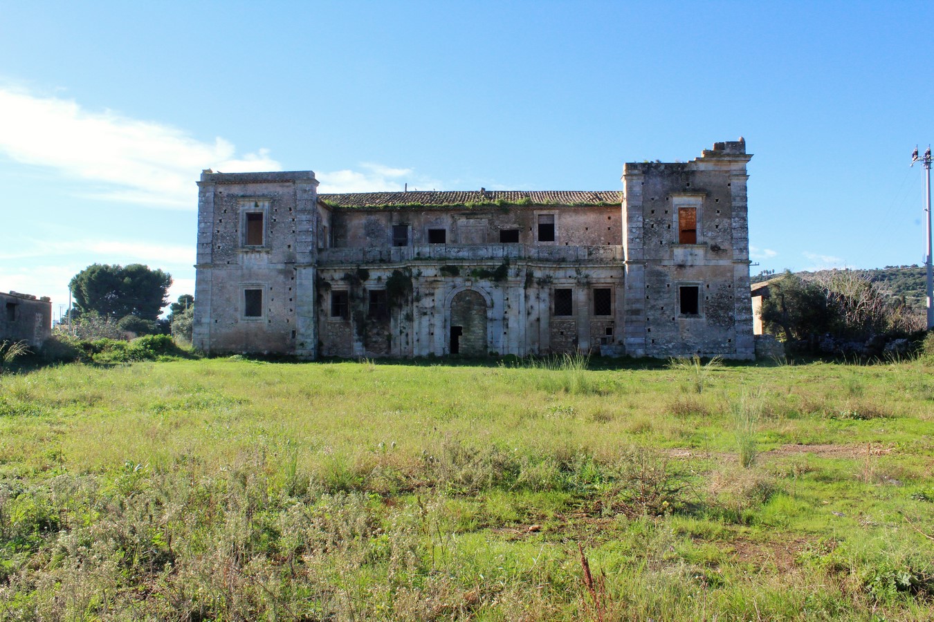 Masseria da ristrutturare con terreno in vendita a Siracusa Sicilia