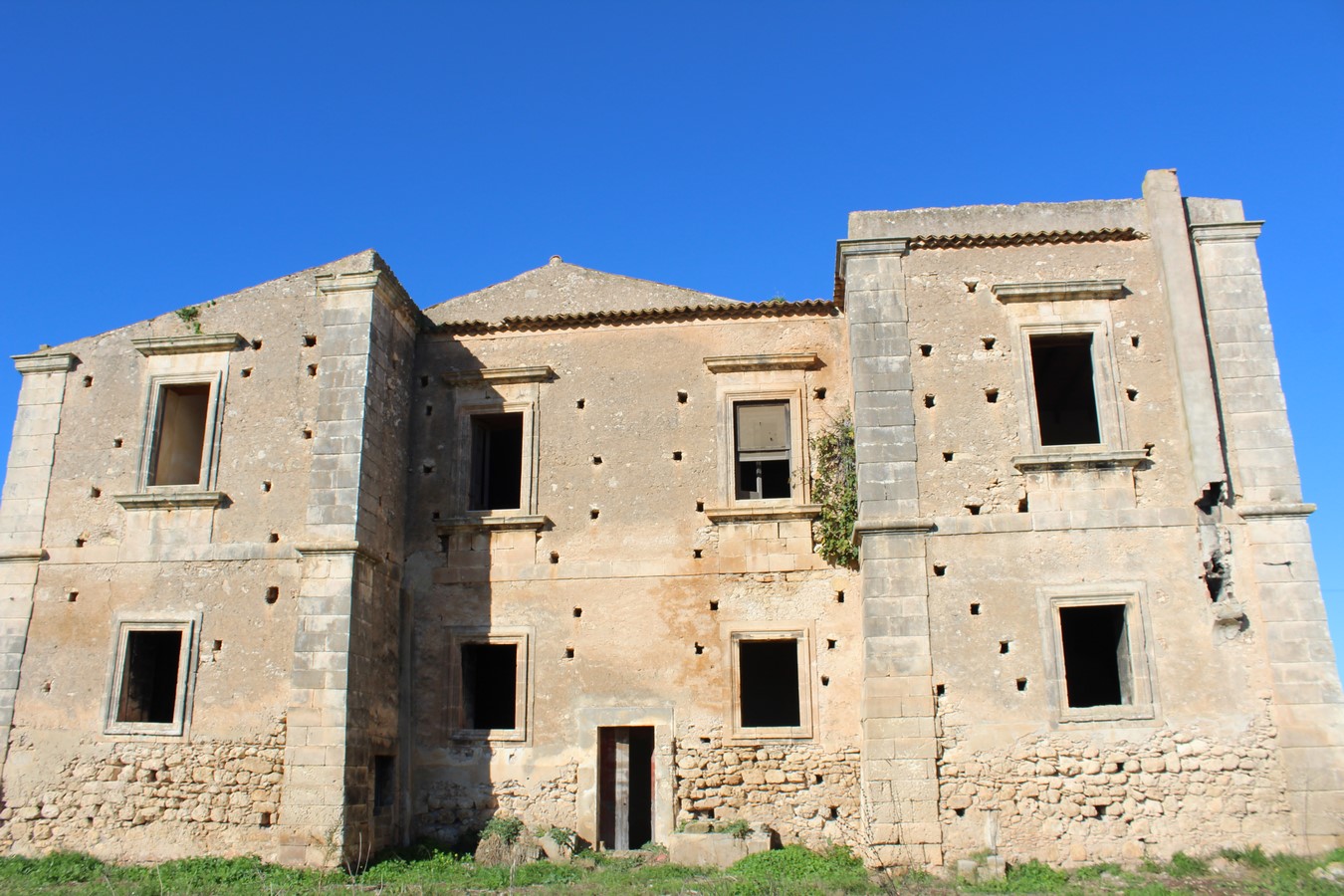 Masseria da ristrutturare con terreno in vendita a Siracusa Sicilia