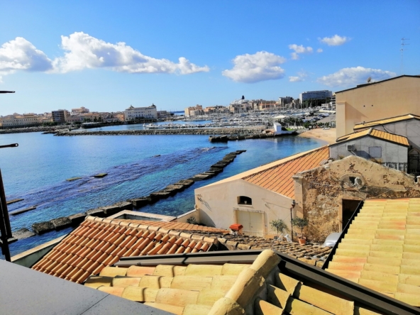 indipendente con terrazzo vista mare vicino ortigia