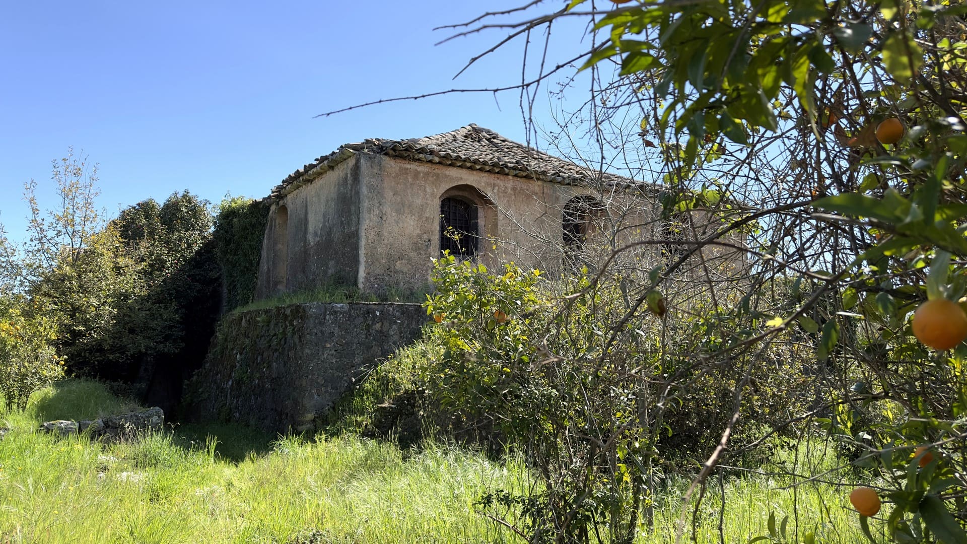 caseggiato con terreno per albergo in vendita a viagrande catania