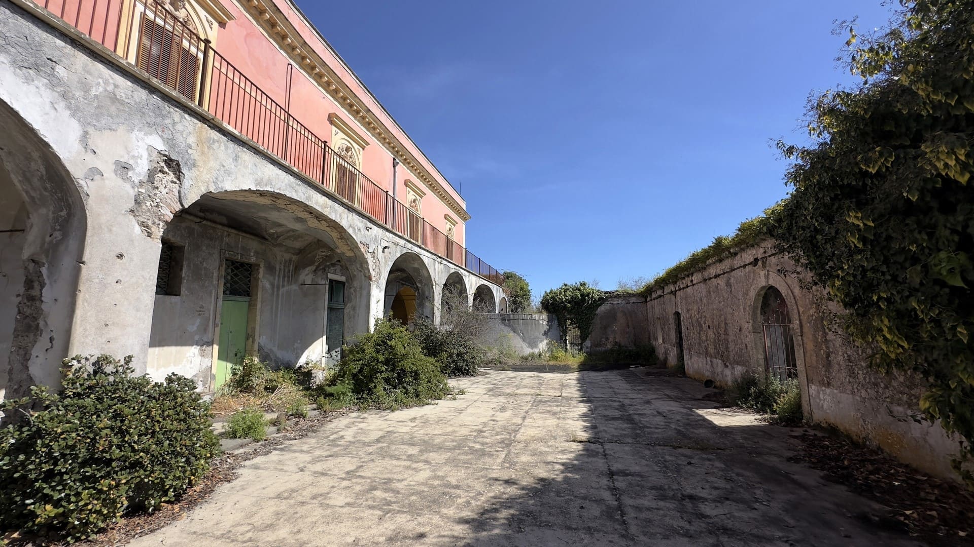 caseggiato con terreno per albergo in vendita a viagrande catania