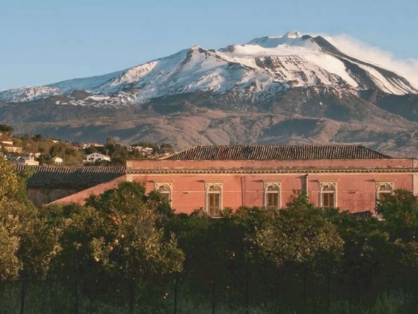 caseggiato con terreno per albergo in vendita a viagrande catania