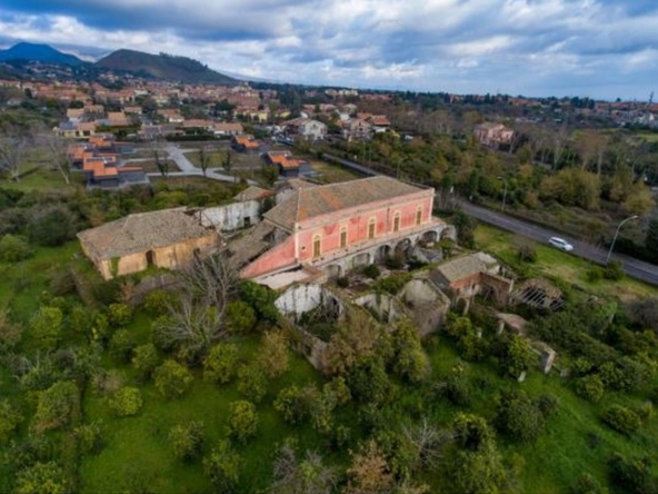 caseggiato con terreno per albergo in vendita a viagrande catania