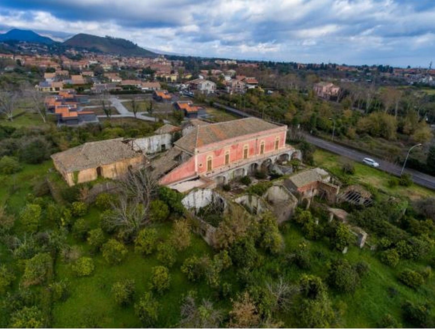 caseggiato con terreno per albergo in vendita a viagrande catania